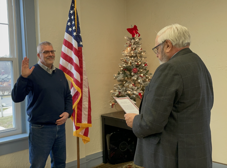 Image of Kent Mayor Fiala swearing in a new trustee for Franklin Township